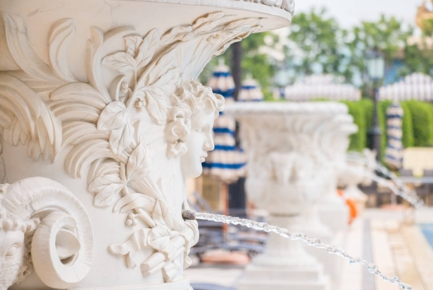 Close up image of a fountain at The Parisian Macao